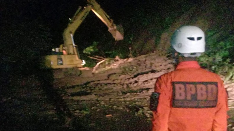 title Longsor di 4 Titik, Jalan AKD Kaiya-Kotamobagu Belum Bisa Dilalui Kendaraan Longsor di 4 Titik, Jalan AKD Kaiya-Kotamobagu Belum Bisa Dilalui Kendaraan