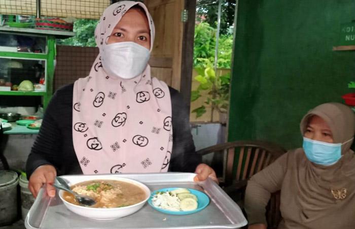 Mencicipi Nasi Godhok Mbok Yah, Rasanya Nikmat Bikin Konsumen Ketagihan