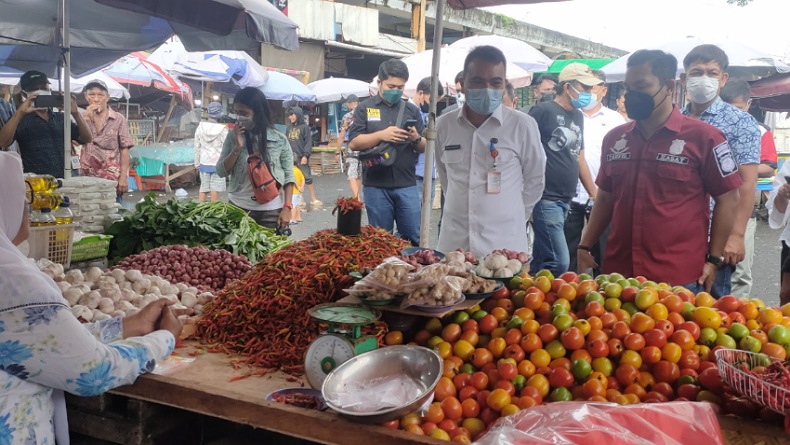 Cek Ketersediaan Barang, Disperindag Bersama Polresta Manado dan BPOM Gelar Operasi Pasar 