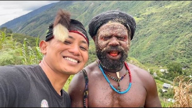 title Sosok Panglima Perang Moro Kogoya dari Suku Dani, Ternyata Populer di YouTube Sosok Panglima Perang Moro Kogoya dari Suku Dani, Ternyata Populer di YouTube