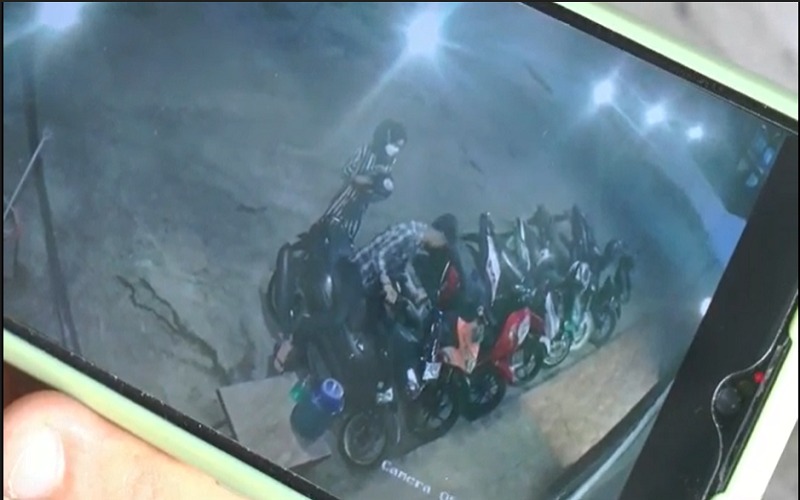 title Tunggangi Motor Mahal, Sepasang Kekasih di Prabumulih Curi Handphone Depan Kafe Tunggangi Motor Mahal, Sepasang Kekasih di Prabumulih Curi Handphone Depan Kafe