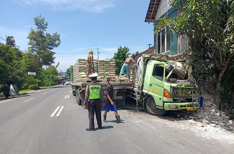 Sopir Mengantuk, Truk Tronton Tabrak Rumah di Bantul hingga Rusak Parah 