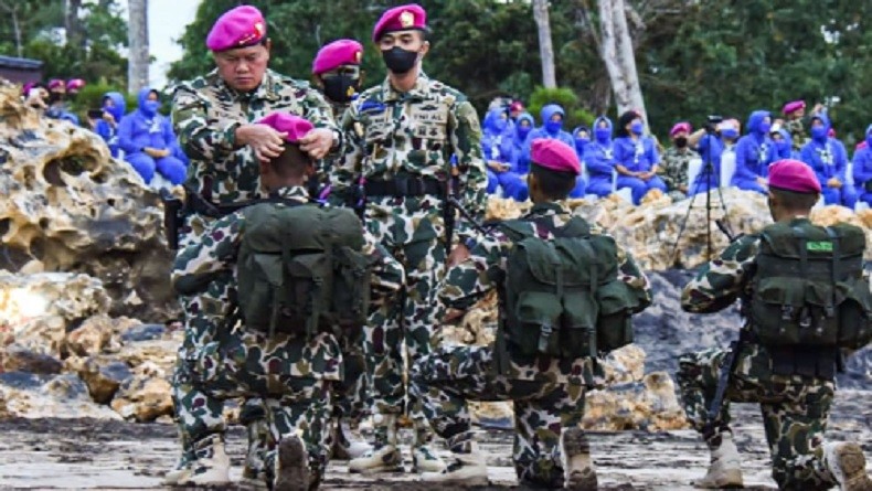 Sematkan Baret Ungu kepada 512 Praja Korps Marinir, KSAL : Pertajam Naluri Tempur Kalian