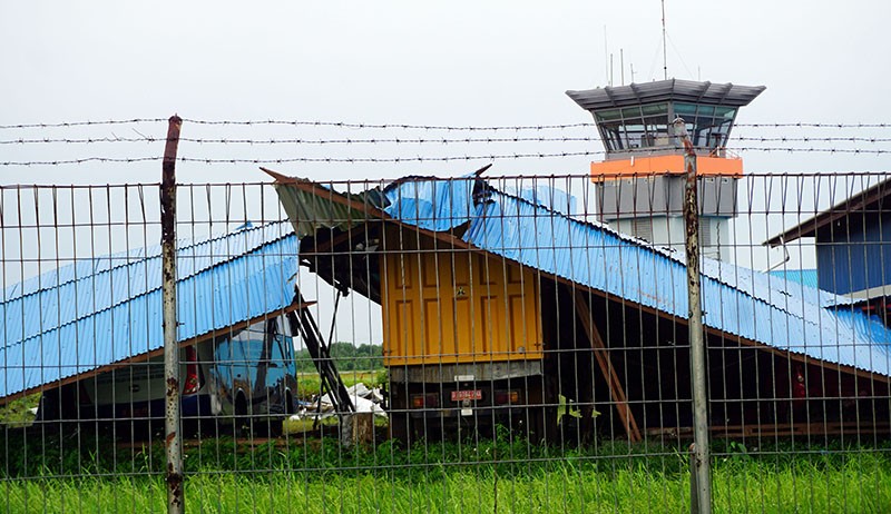 Atap Bangunan Bandara DEO Kota Sorong Ambruk Diterjang Angin Kencang - Bagian 1