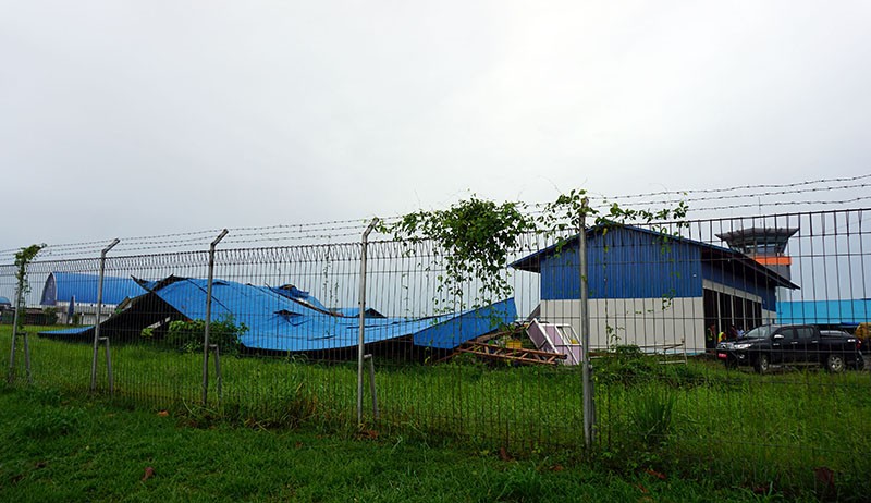 Atap Bangunan Bandara DEO Kota Sorong Ambruk Diterjang Angin Kencang - Bagian 2