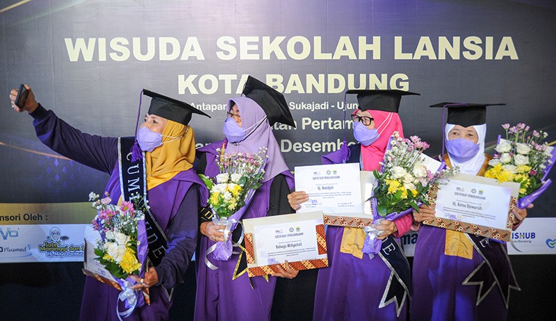 Potret Ratusan Lansia Ikut Wisuda - Bagian 1