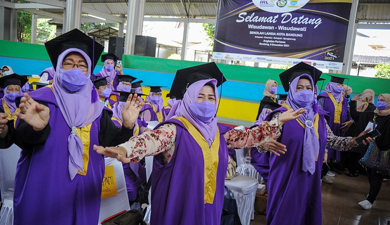 Potret Ratusan Lansia Ikut Wisuda - Bagian 2