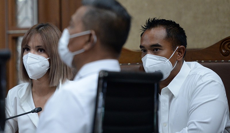 Sidang Lanjutan Kasus Narkoba, Nia Ramadhani-Ardi Bakrie Pakai Baju Putih - Bagian 2