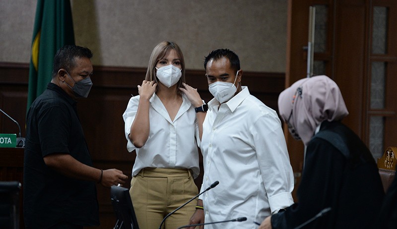 Sidang Lanjutan Kasus Narkoba, Nia Ramadhani-Ardi Bakrie Pakai Baju Putih - Bagian 1