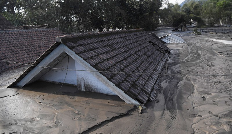 Tertimbun Pasir, Rumah-Rumah di Dusun Kamar Kajang hanya Terlihat Atap - Bagian 2