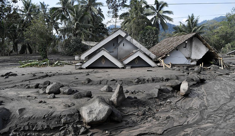 Tertimbun Pasir, Rumah-Rumah di Dusun Kamar Kajang hanya Terlihat Atap - Bagian 1