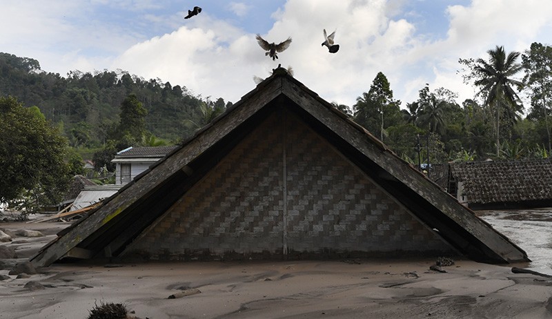 Tertimbun Pasir, Rumah-Rumah di Dusun Kamar Kajang hanya Terlihat Atap - Bagian 3