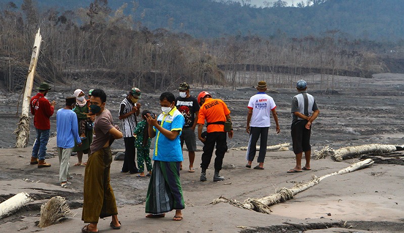 Wisatawan Nekat Bikin Konten di Aliran Lahar Gunung Semeru - Bagian 2