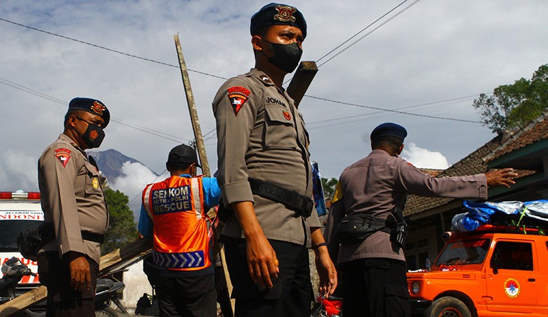 Cegah Wisatawan Masuk, Polisi Sekat Jalan Menuju Lokasi Bencana Gunung Semeru - Bagian 3