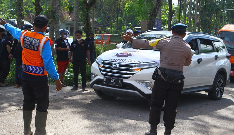 Cegah Wisatawan Masuk, Polisi Sekat Jalan Menuju Lokasi Bencana Gunung Semeru - Bagian 1