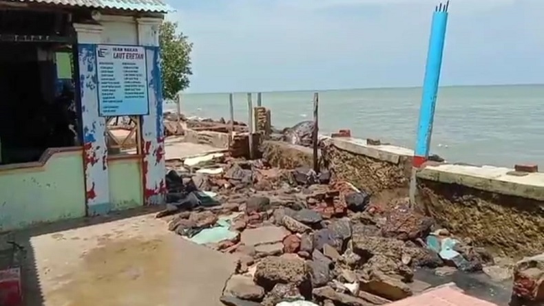 Gelombang Pasang Rusak Belasan Warung di Objek Wisata Pantai Eretan Indramayu