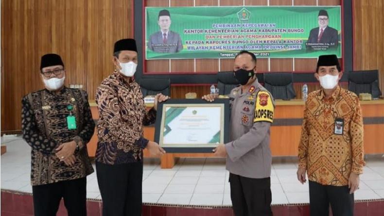 Ungkap Kasus Pencurian Ribuan Buku Nikah, Kapolres Bungo Dapat Penghargaan