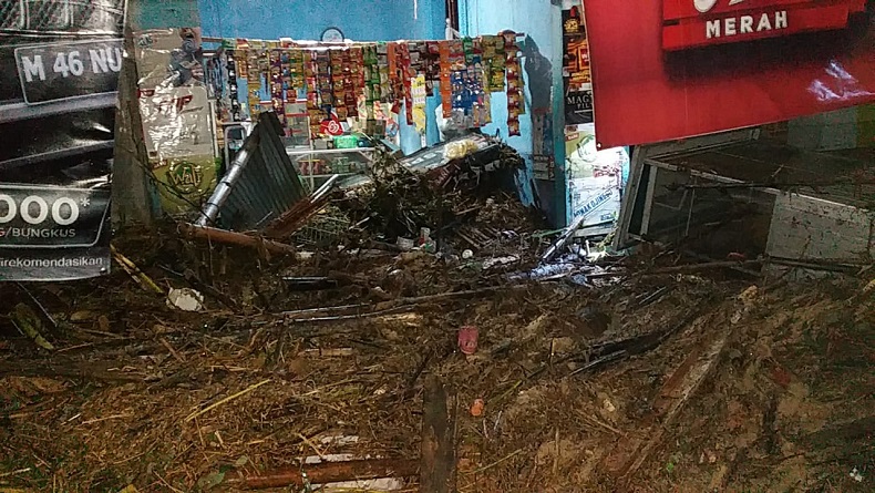 Tanah Longsor di Majalengka Rusak 4 Rumah, 2 Mobil Terjebak dan Seorang warga luka