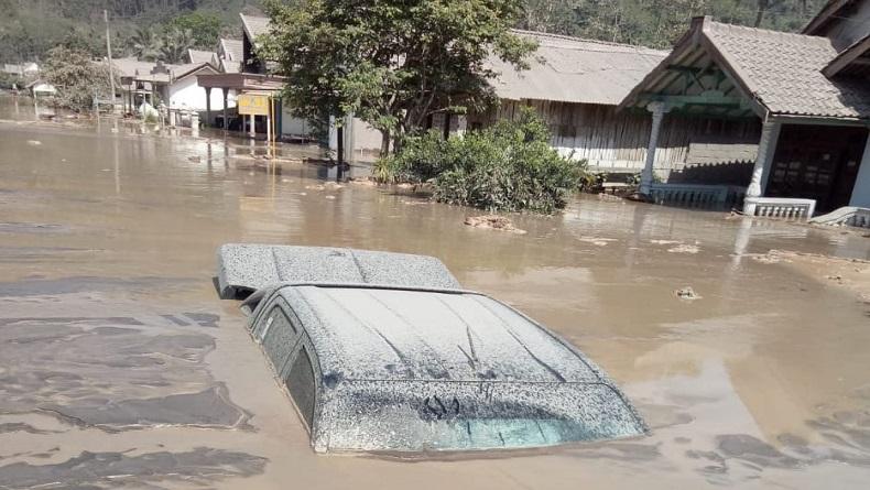title Mobil Satgas Bencana UNS Solo Tertimbun Lahar Gunung Semeru, Begini Ceritanya Mobil Satgas Bencana UNS Solo Tertimbun Lahar Gunung Semeru, Begini Ceritanya