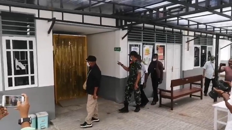title Wabup Kaimana Sesali Aksi Anarkistis Warga Rusak Rumah Sakit dan Puskesmas Wabup Kaimana Sesali Aksi Anarkistis Warga Rusak Rumah Sakit dan Puskesmas