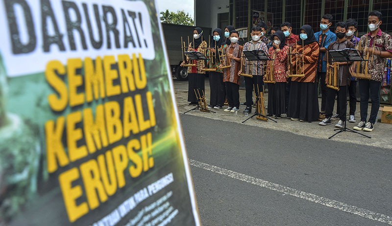 Pelajar Kumpulkan Donasi dengan Bermain Angklung untuk Korban Gunung Semeru - Bagian 1