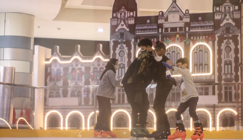 Wahana Seluncur Es Sambut Libur Natal dan Tahun Baru - Bagian 2