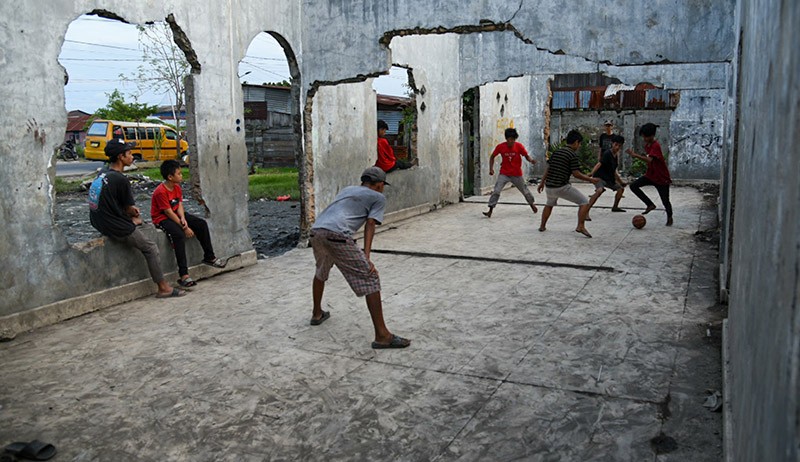 Anak-Anak Bermain Bola di Dalam Rumah Terbengkalai - Bagian 1