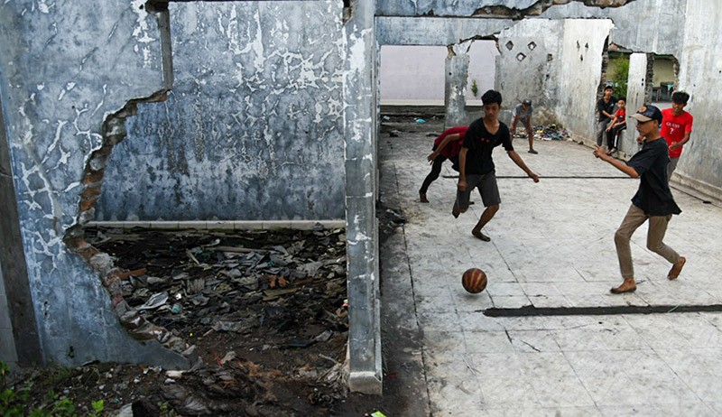 Anak-Anak Bermain Bola di Dalam Rumah Terbengkalai - Bagian 2