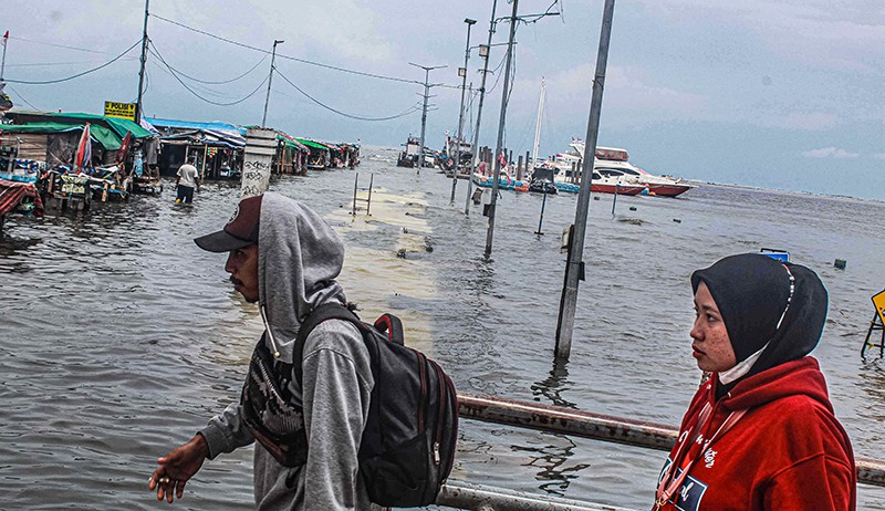 Banjir Rob Terjang Pulau Bawean, 50 Rumah Tergenang Perahu Nelayan Hanyut