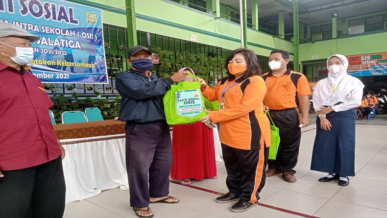 SMPN 9 Salatiga Bagikan Ratusan Paket Sembako kepada Warga 