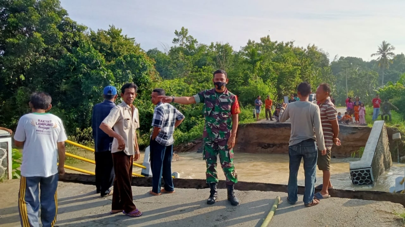 Diterjang Derasnya Air Sungai, Jembatan di Lampung Tengah Ambruk