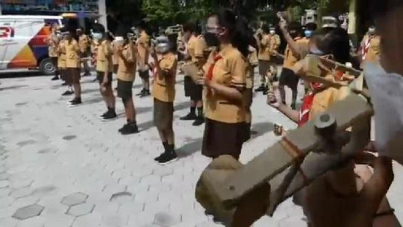 Pelajar di Solo Kirim Mainan othok-Othok untuk Anak-Anak Korban Bencana Gunung Semeru 