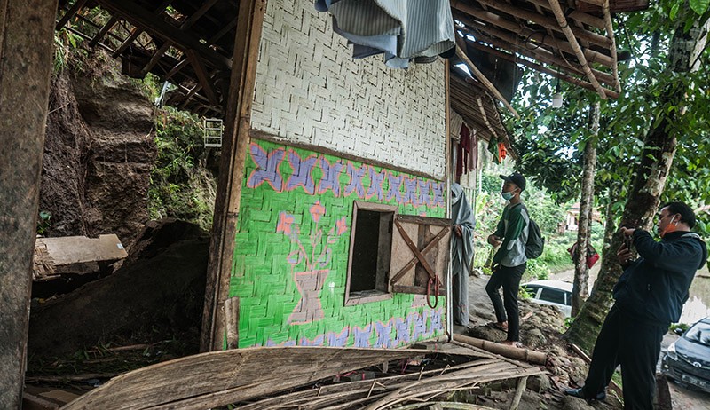 Tanah Longsor Timpa Bangunan Pesantren di Lebak,  Satu Santri Meninggal - Bagian 1