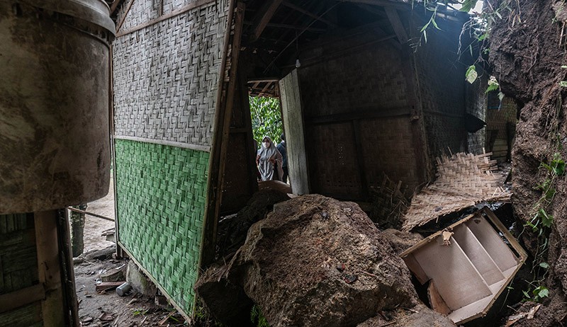 Tanah Longsor Timpa Bangunan Pesantren di Lebak,  Satu Santri Meninggal - Bagian 2