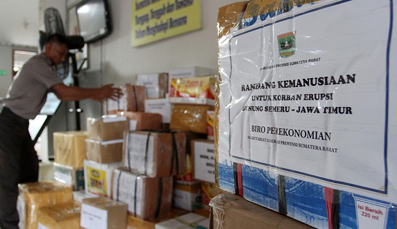 Bantuan 1 Ton Rendang dari Masyarakat Sumbar untuk Korban Letusan Gunung Semeru - Bagian 1