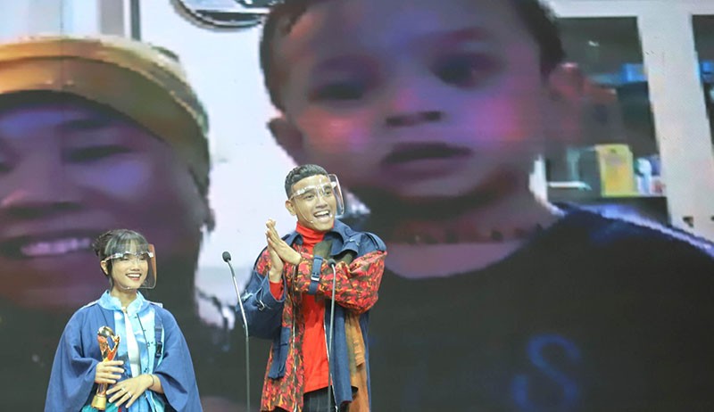 Gala Sky Raih Penghargaan Baby Seleb Kesayangan - Bagian 2