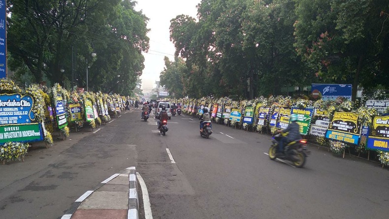 Wali Kota Bandung Meninggal, Ratusan Karangan Bunga Dukacita Hiasi Jalan Dalem Kaum