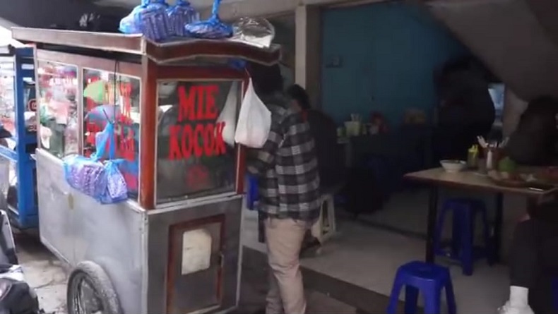 Musim Hujan, Enaknya Menyantap Mi Kocok Cepay di GOR Pajajaran Bandung