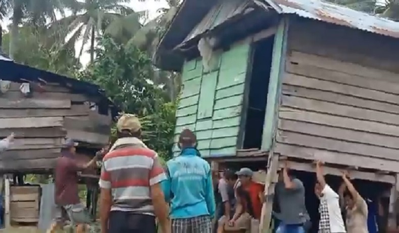 title Beda Pilihan Pilkades, 5 Keluarga di Tolitoli Diusir Pemilik Lahan dan Rumahnya Dipindah Beda Pilihan Pilkades, 5 Keluarga di Tolitoli Diusir Pemilik Lahan dan Rumahnya Dipindah
