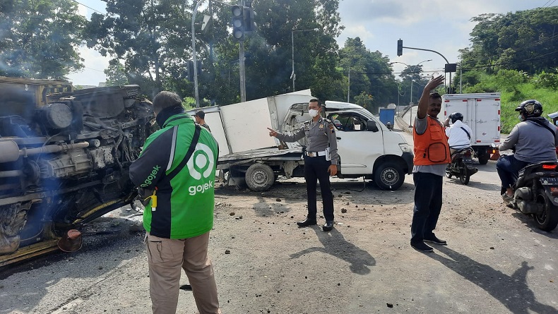 Truk Hantam Mobil di JLS Salatiga, 4 Luka 