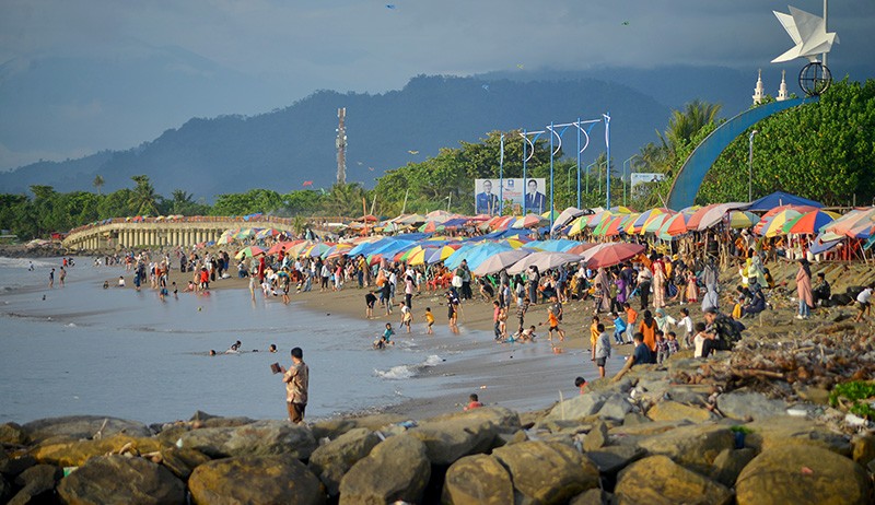 Pantai Muaro Lasak Padang Ramai Pengunjung - Bagian 3