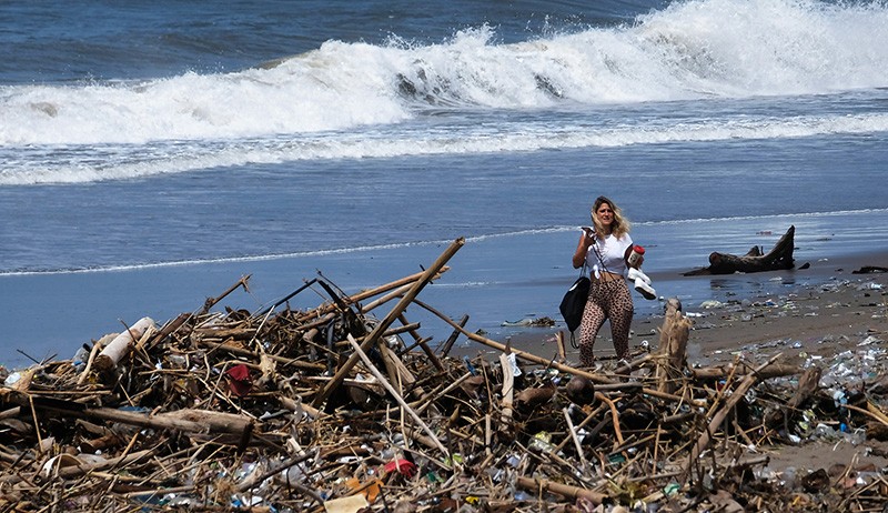 Potret Pantai Berawa Kuta Utara Dipenuhi Tumpukan Sampah - Bagian 1