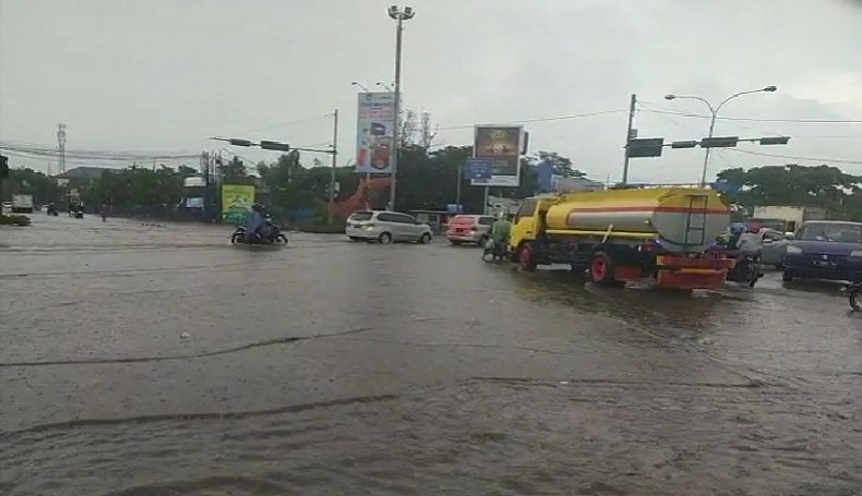 Banjir Cileuncang Genangi Kota Bandung, Paling Parah di Perempatan Gedebage