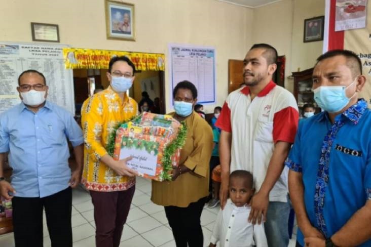 Jelang Perayaan Natal, Jerry Sambuaga Bagikan 512 Paket Sembako ke Panti Asuhan Pelangi Papua