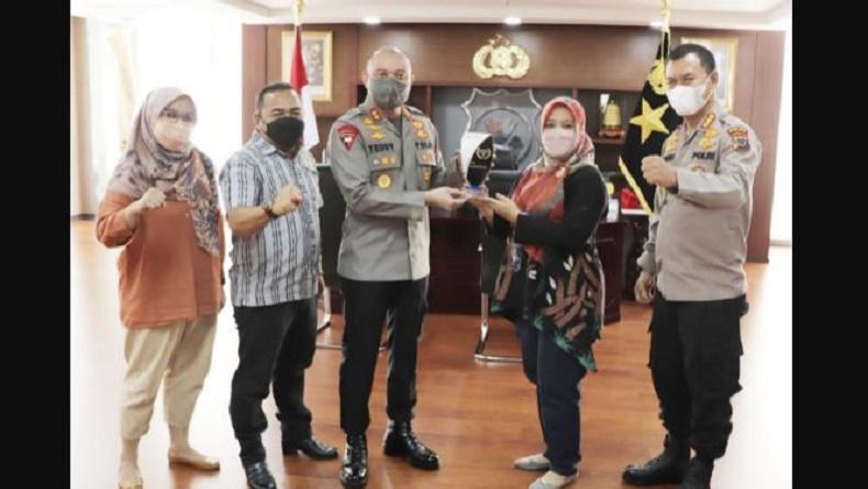 Gagas Gerakan Sumbar Sadar Vaksin, Kapolda Irjen Teddy Minahasa Terima Penghargaan