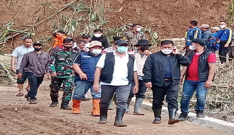 title Korban Longsor Majalengka Trauma, Nyaris Tewas Terimpit Material Longsoran Korban Longsor Majalengka Trauma, Nyaris Tewas Terimpit Material Longsoran
