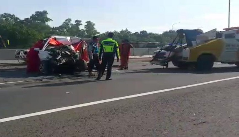 Minibus Tabrak Truk hingga Ringsek di Tol Japek Karawang, 2 Tewas di Tempat