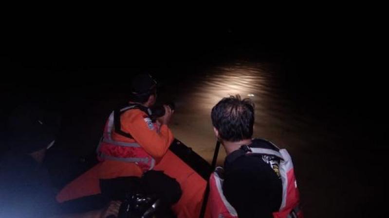 2 Peserta Lomba Perahu Dayung Naga Tenggelam di Sungai Tipar Cilacap, 1 Tewas 1 Hilang   