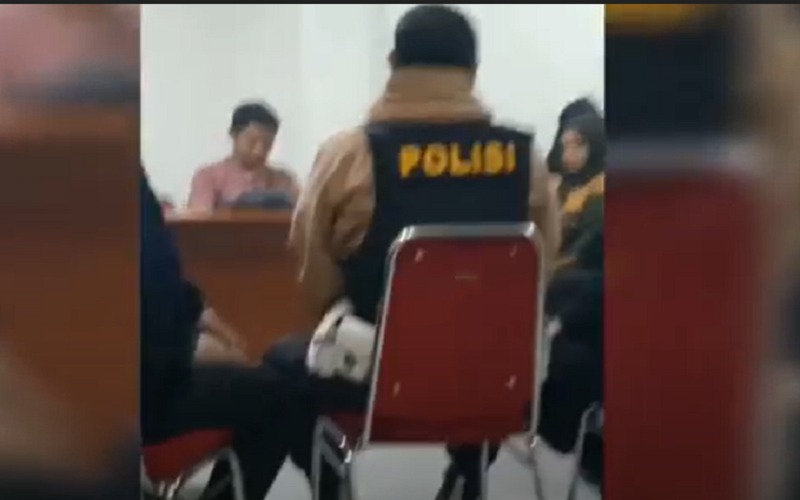 Oknum Polantas Digerebek Berduaan di Rumah Pacar, Didenda 100 Sak Semen 