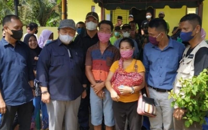 Keren, Suami Istri Ini Jalan Kaki 6 Jam Demi Suntik Vaksin Covid-19